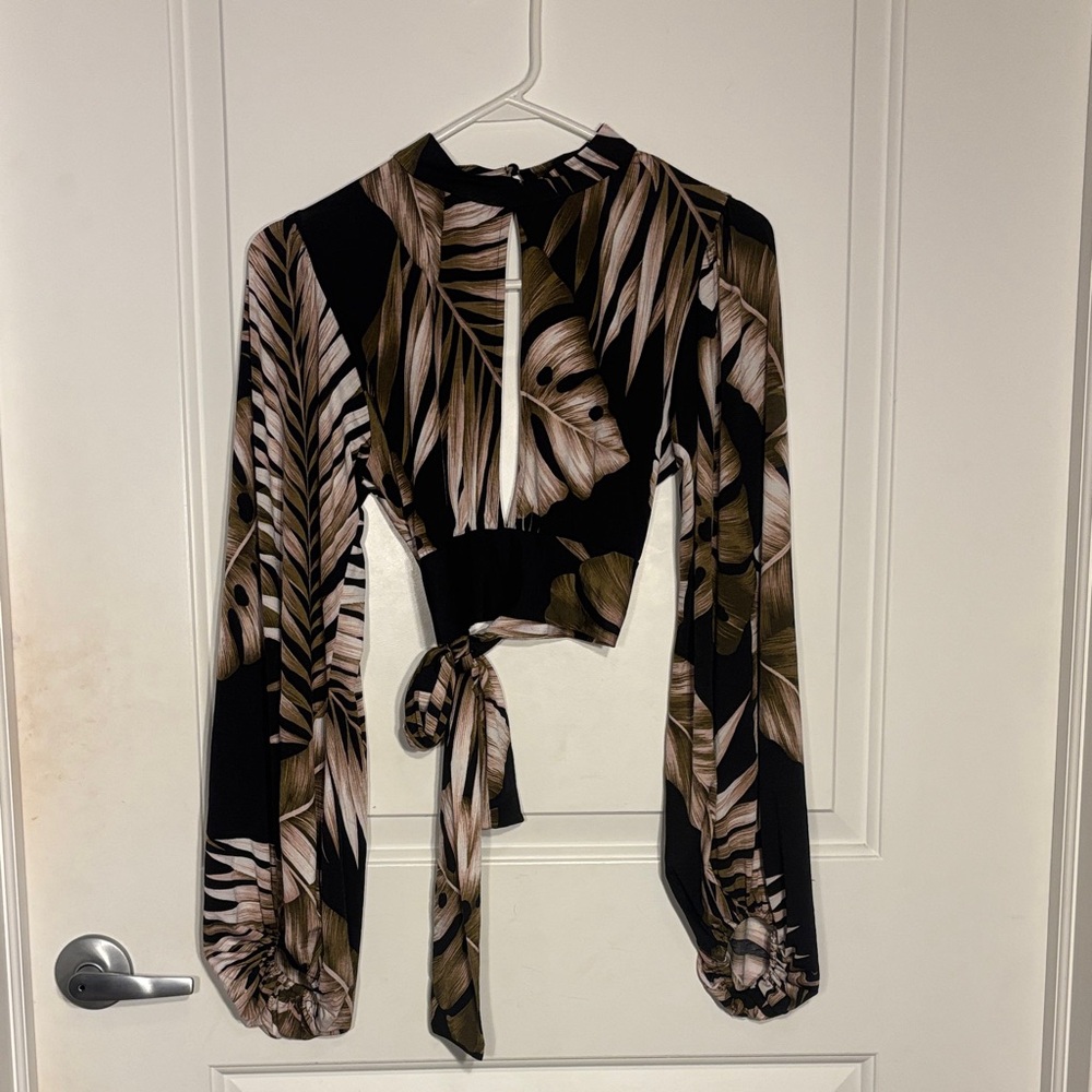 Black Tropical Leaf Tie-Back Long-Sleeve Crop Top